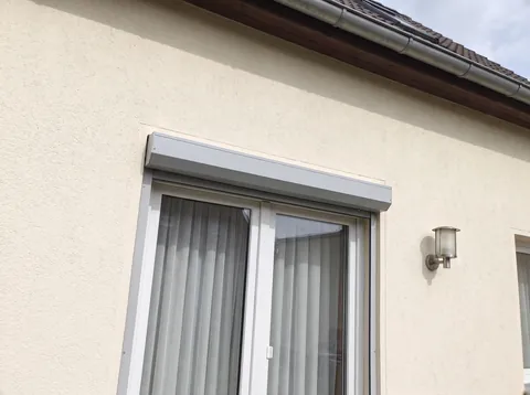 Handyfoto der verputzten Hauswand über der Terrassentür für den Wandanschluss