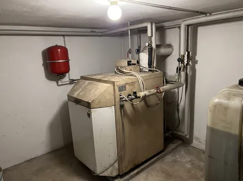 Handyfoto vom alten Ölkessel im Heizungskeller